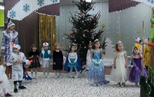 Этот праздник любит каждый,Этот праздник каждый ждет,Для детей он самый важный,А зовется — Новый год!